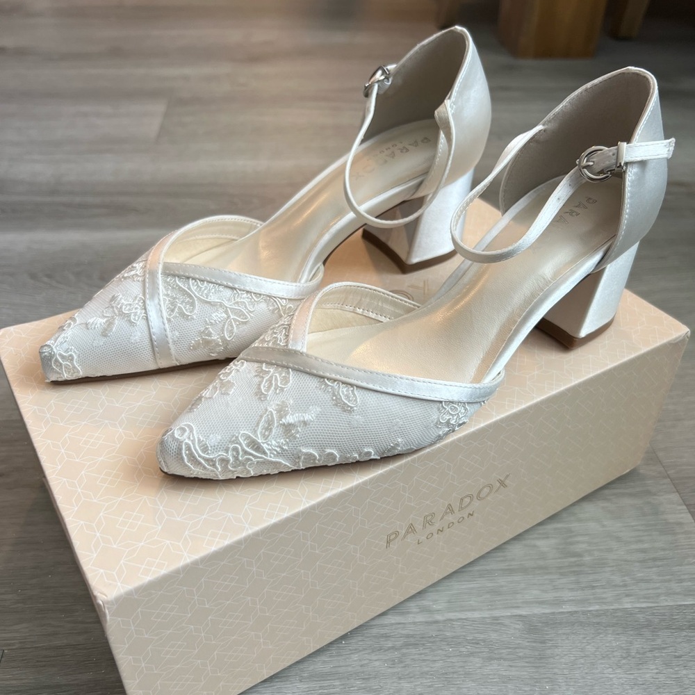 Paradox London Charla ivory lace block heel